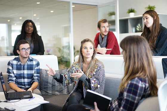 Conjunto de chicas y chicos trabajando en grupo