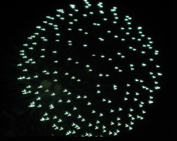 imagen del efecto luminoso tras la explosión de un cohete pirotécnico